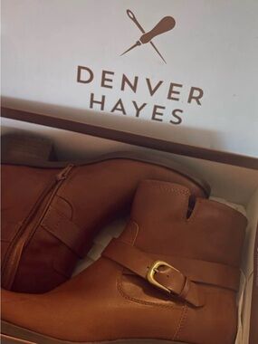 BRAND NEW Denver Hayes Size 6.5 Women’s Brown Leather Ankle Booties with Buckle